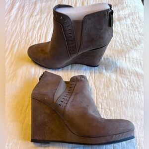 NWT Daisy Fuentes wedge booties size 9.5